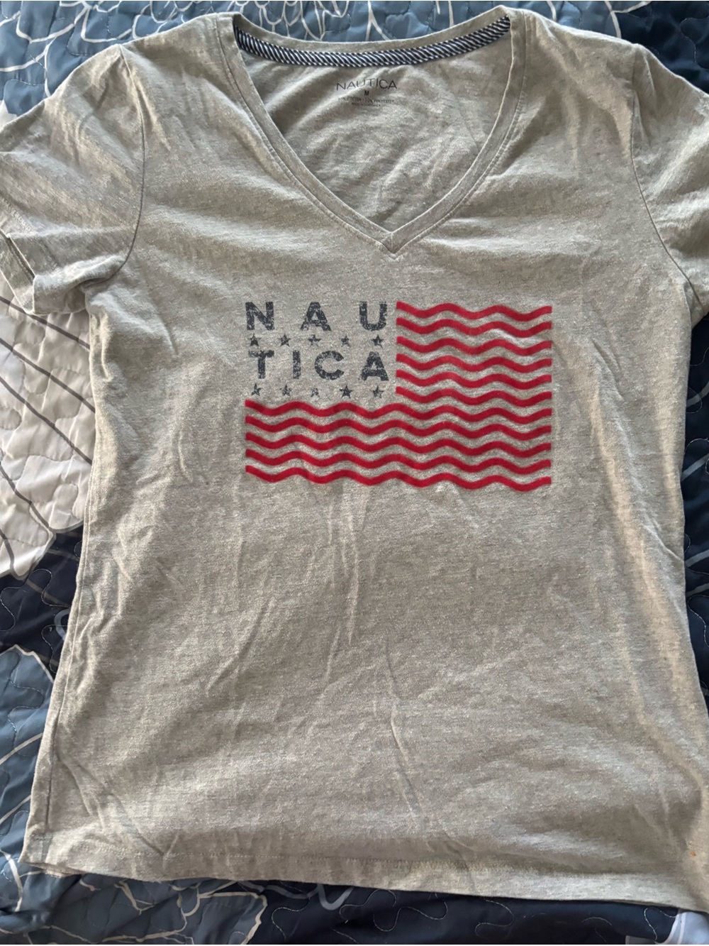 Nautica Gray V-Neck Tee with Red Wave Flag Graphic Sz Medium